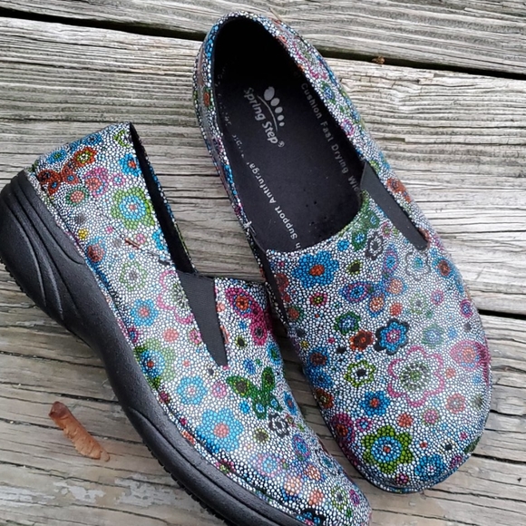 Spring Step Shoes - Spring Step Gray Floral Clogs Size 8